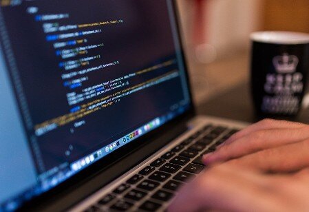 Code auf dem Laptop Auf diesem Foto sehen Sie einen Programmierer bei der Arbeit.